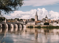 Regards sur le pont et la ville de la Charité-sur-Loire depuis les berges de Loire