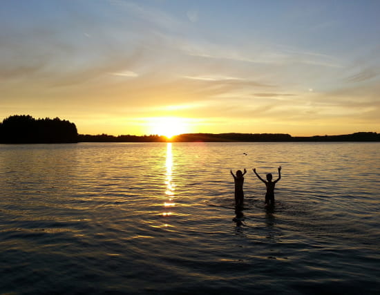 Baignade au coucher du soleil au Lac des Settons