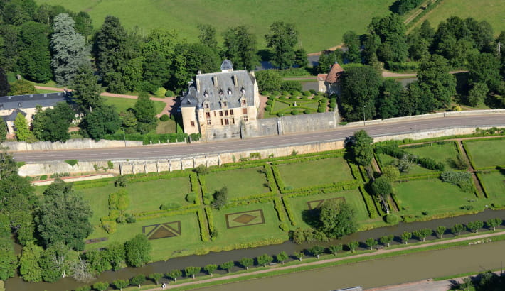Vue aérienne sur les jardins et le château de Châtillon-en-Bazois