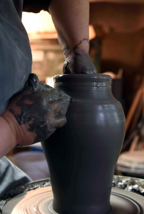 Isabelle Daucourt en train de réaliser une poterie sur tour