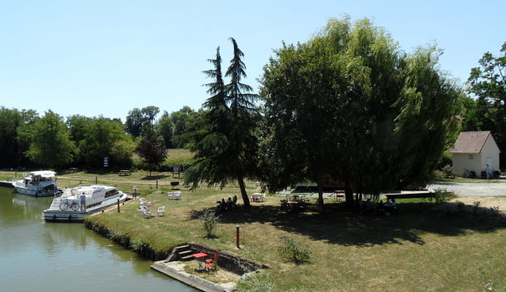 Halte de Fleury-sur-Loire sur le Canal latéral à la Loire