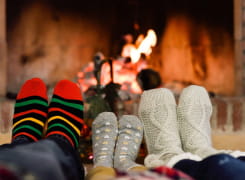 Famille devant la cheminée