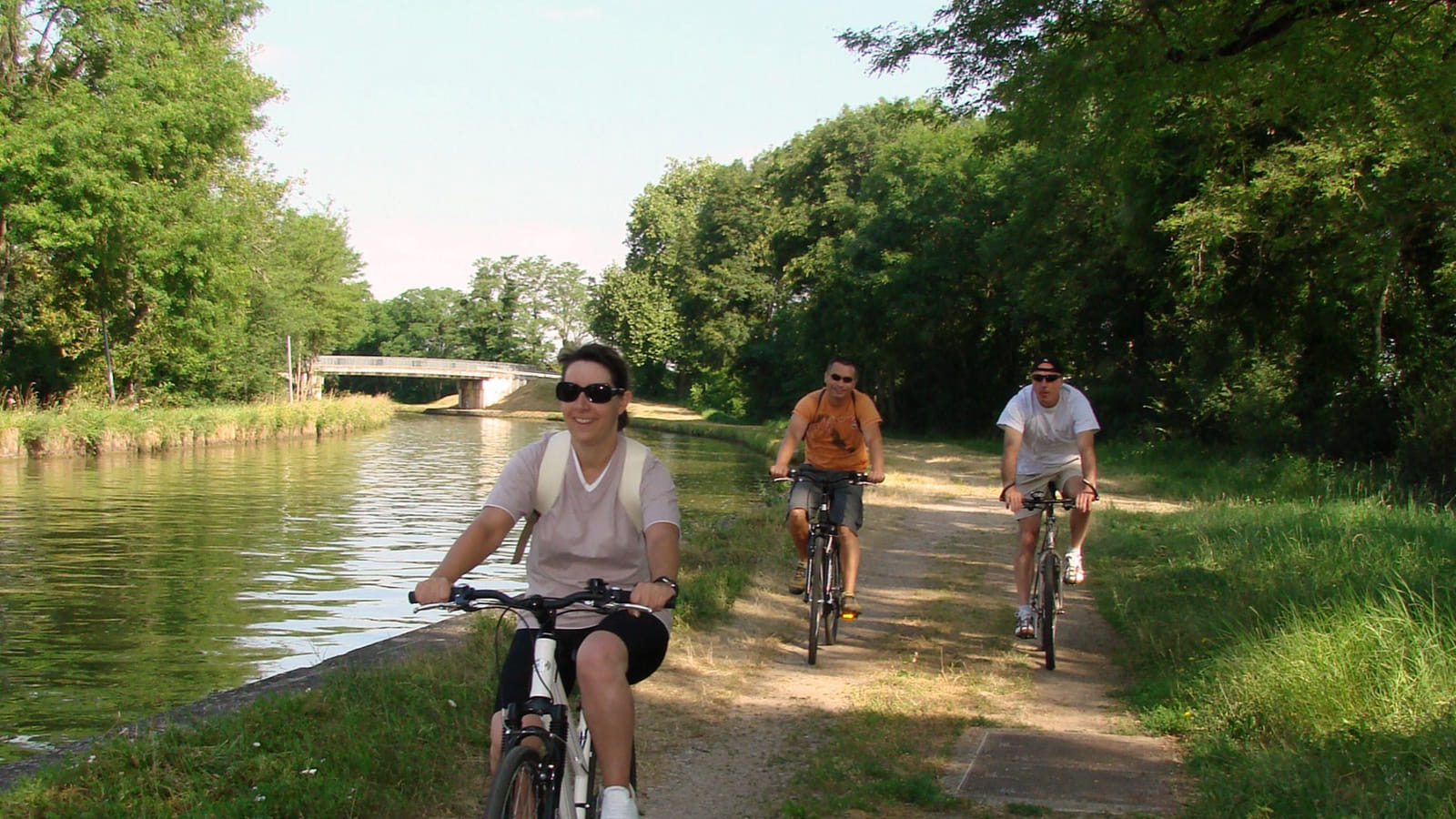 Vélo en famille au bord du canal latéral à la Loire