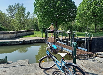 Balade à vélo le long du Canal du Nivernais - SAINT-LEGER-DES-VIGNES