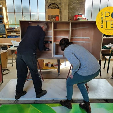 Séance de bricolage collectif dans un atelier de bois partagé