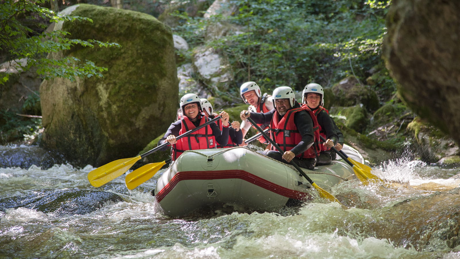 Angie 'le feu de l'eau' : Rafting et Eaux Vives, Packraft, Kayak et Paddle