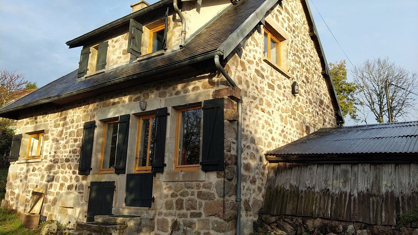 La petite maison sous les frênes