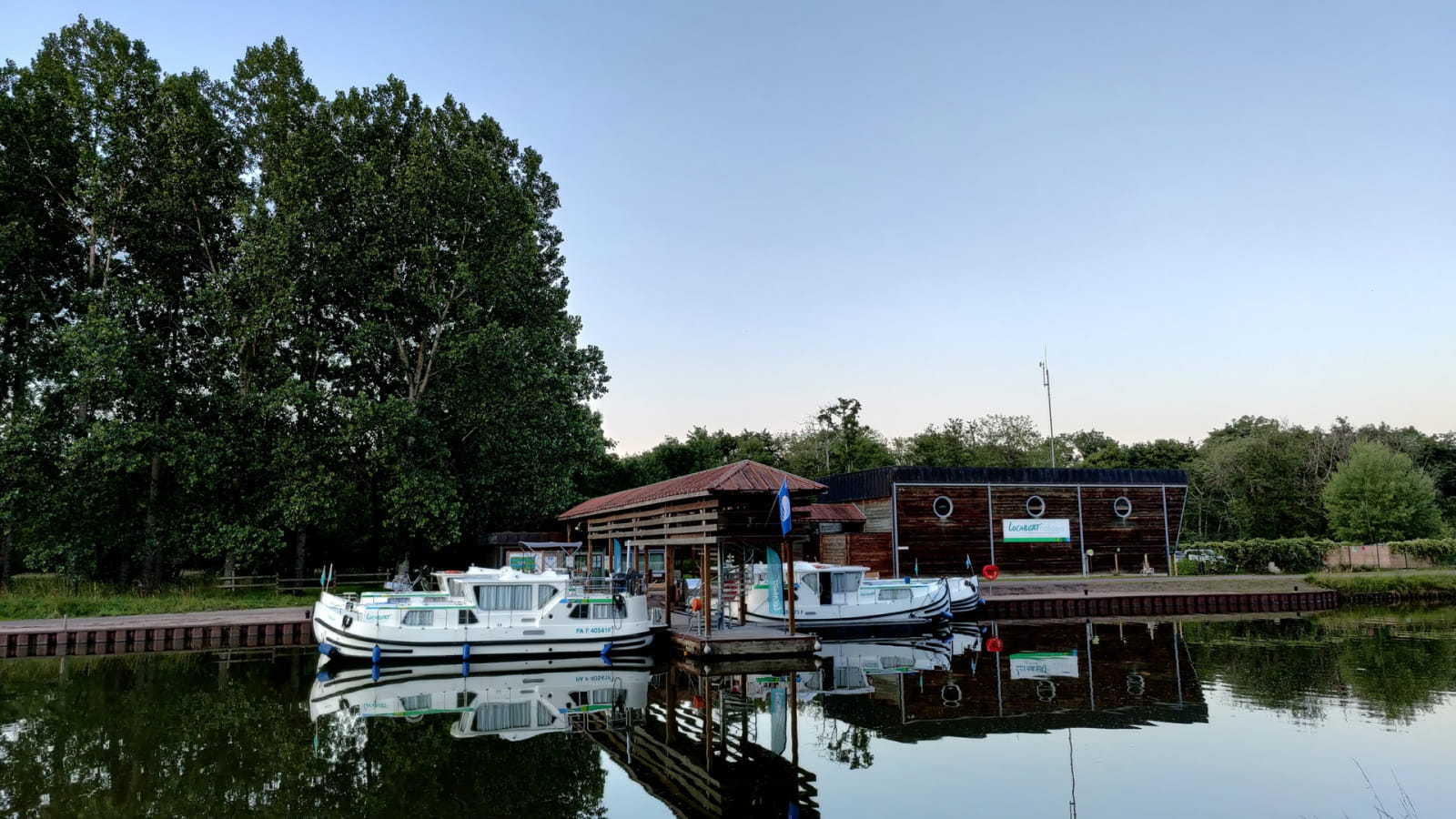 Locaboat Holidays - Location de bateaux et Port