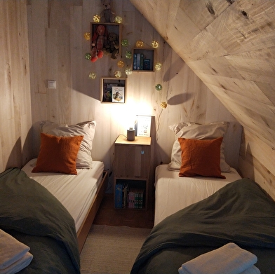 La petite maison sous les frênes