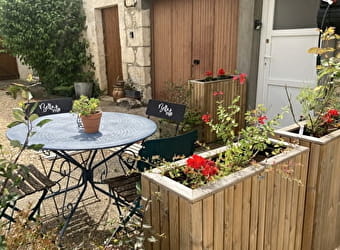 Le logis côté Cour - VARENNES-LES-NARCY