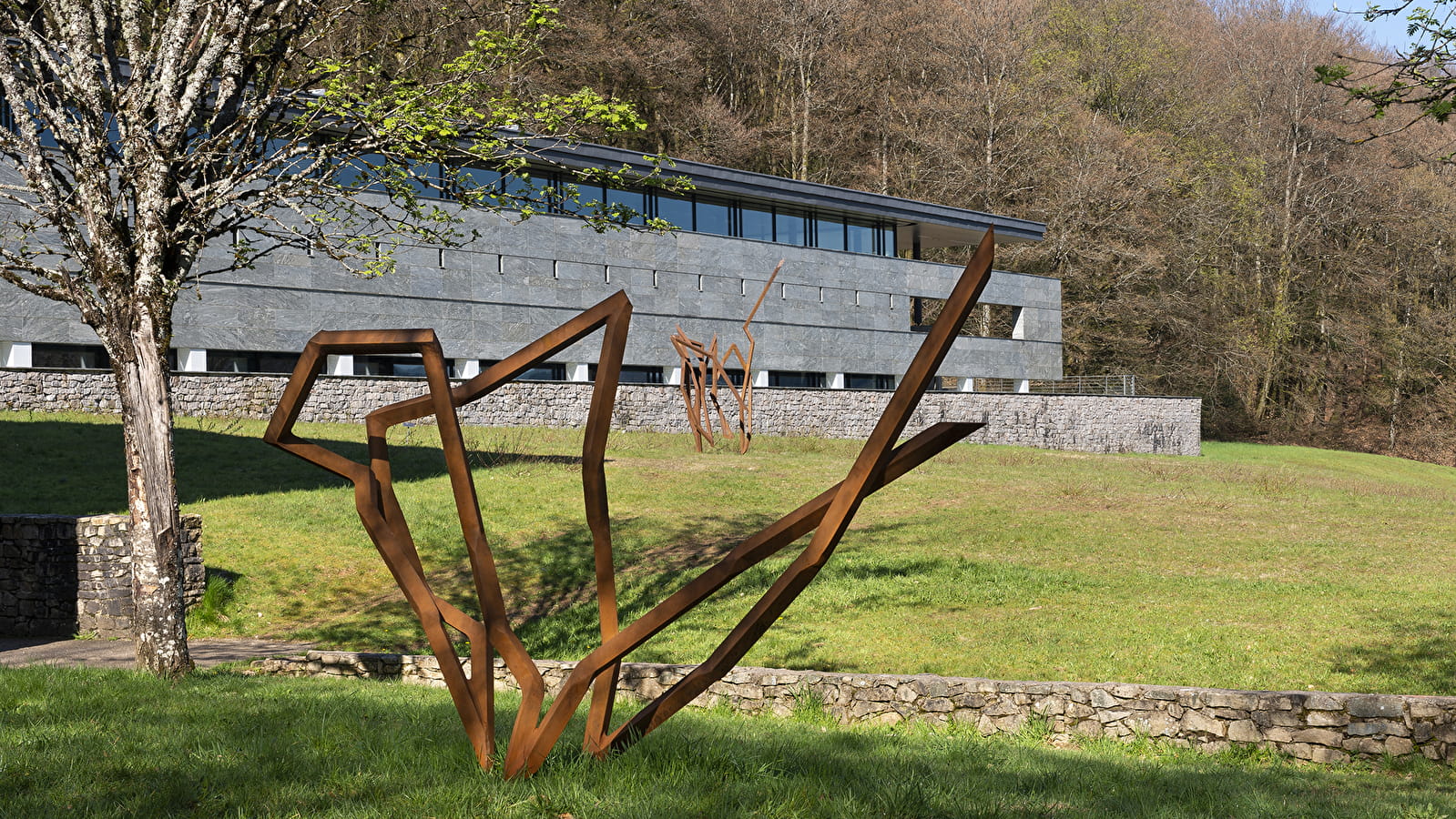 DANSE D'ACIER. Exposition de Robert Schad à Bibracte