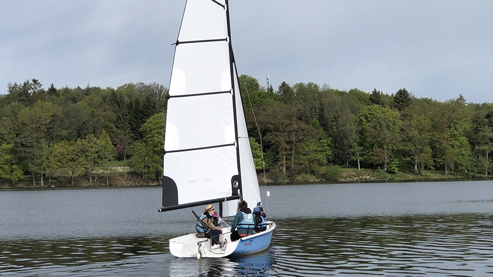 Voilier 7 personnes 'Ludic' -morvan-Lac des Settons - ACTIVITAL