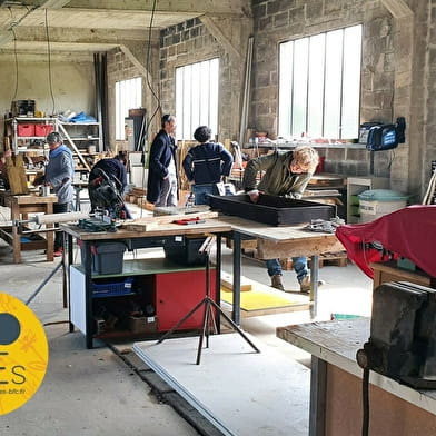 Séance de bricolage collectif dans un atelier de bois partagé