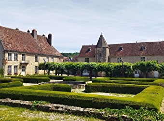 VARZY, JOLI VILLAGE AUX TOITS PENTUS - VARZY