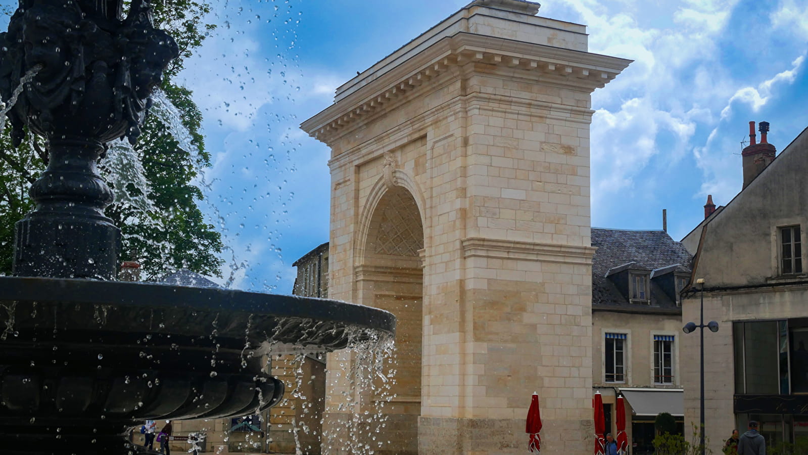 Visite guidée : Tour de place, Place de la Résistance