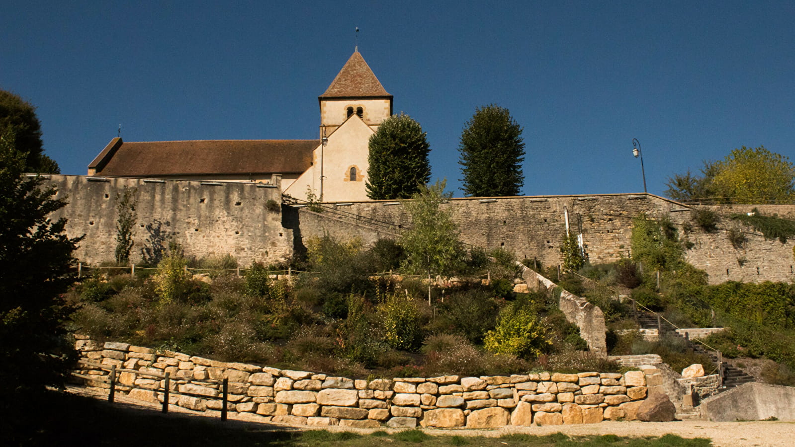 Les remparts de Cercy-la-Tour