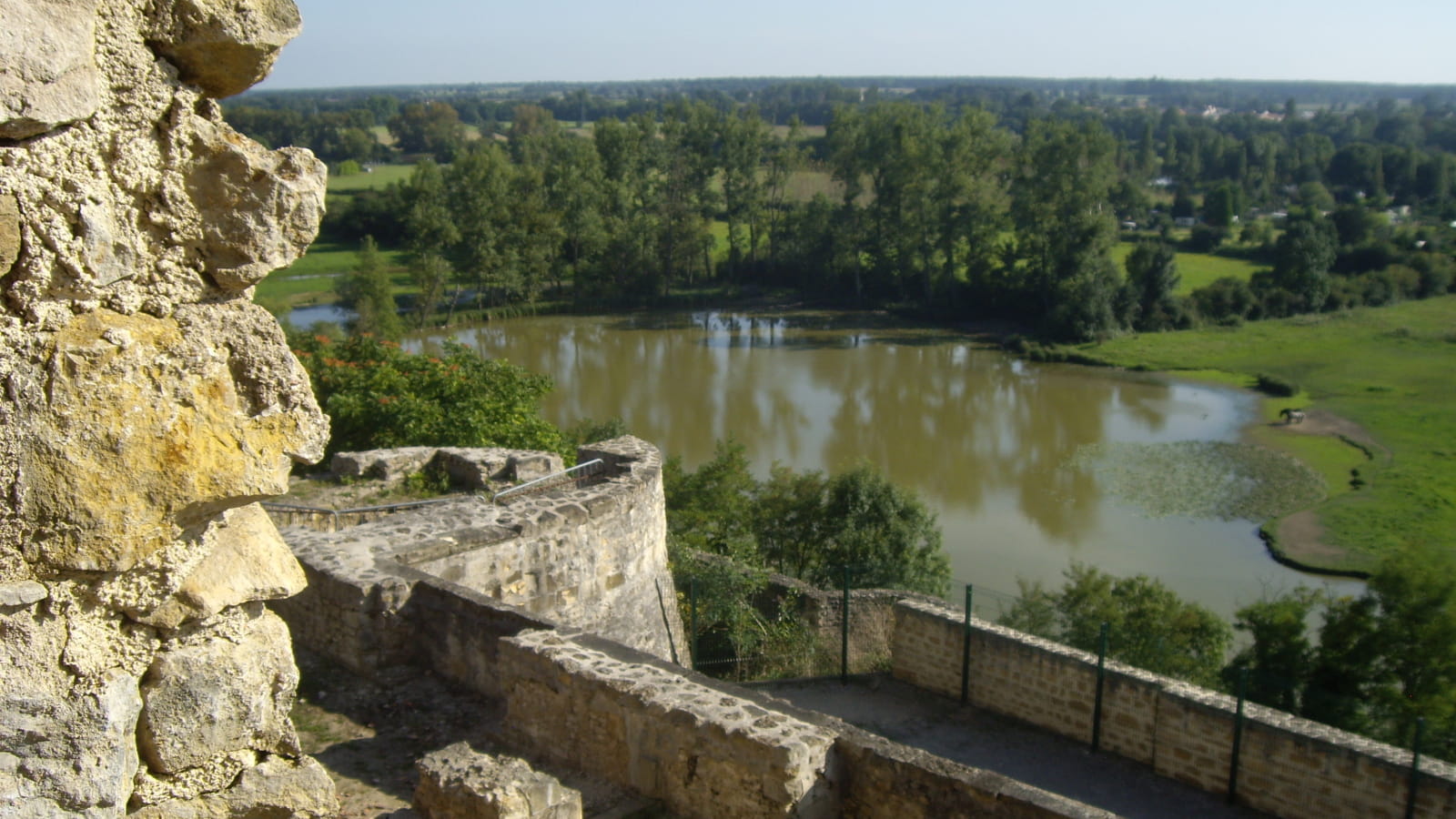Ruines de l'ancien château des Comtes de Nevers
