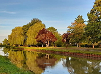 La Véloroute du Canal du Nivernais (V51) - SAINT-LEGER-DES-VIGNES