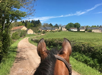 A cheval au Domaine de Courcelles - SAINT-HILAIRE-EN-MORVAN